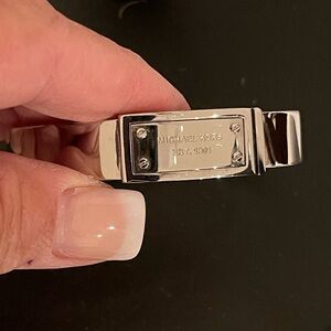 MK hinged snap closure silver bracket